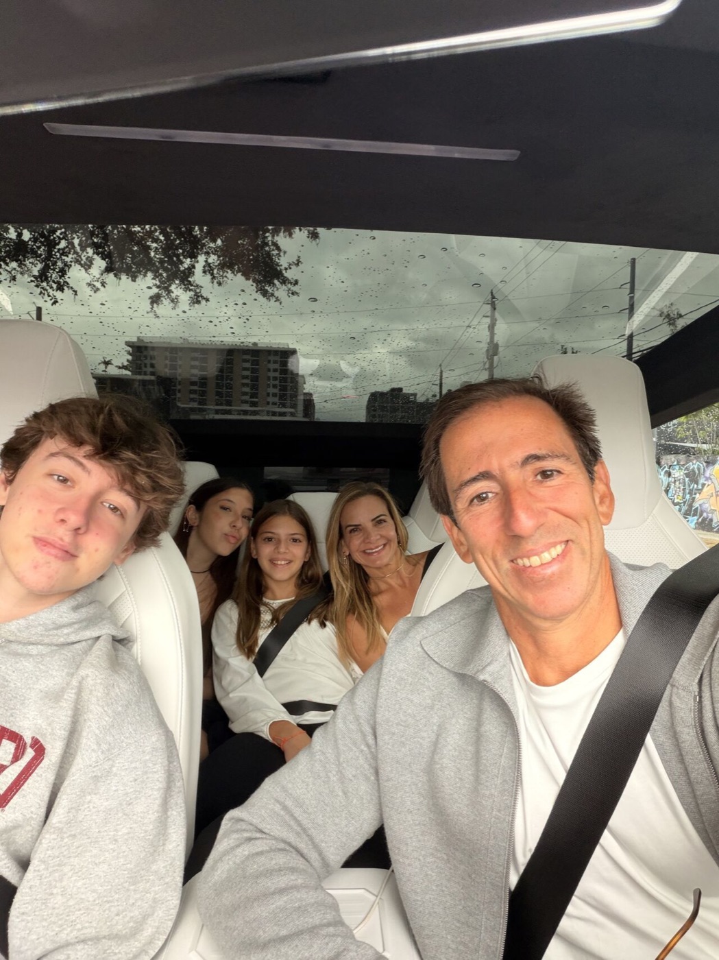 Família dentro do Tesla Cybertruck durante o trajeto autônomo.